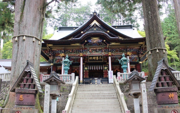 三峰神社（秩父市）関東屈指のパワースポットとして紹介され、参拝者も多い。神秘的な空気