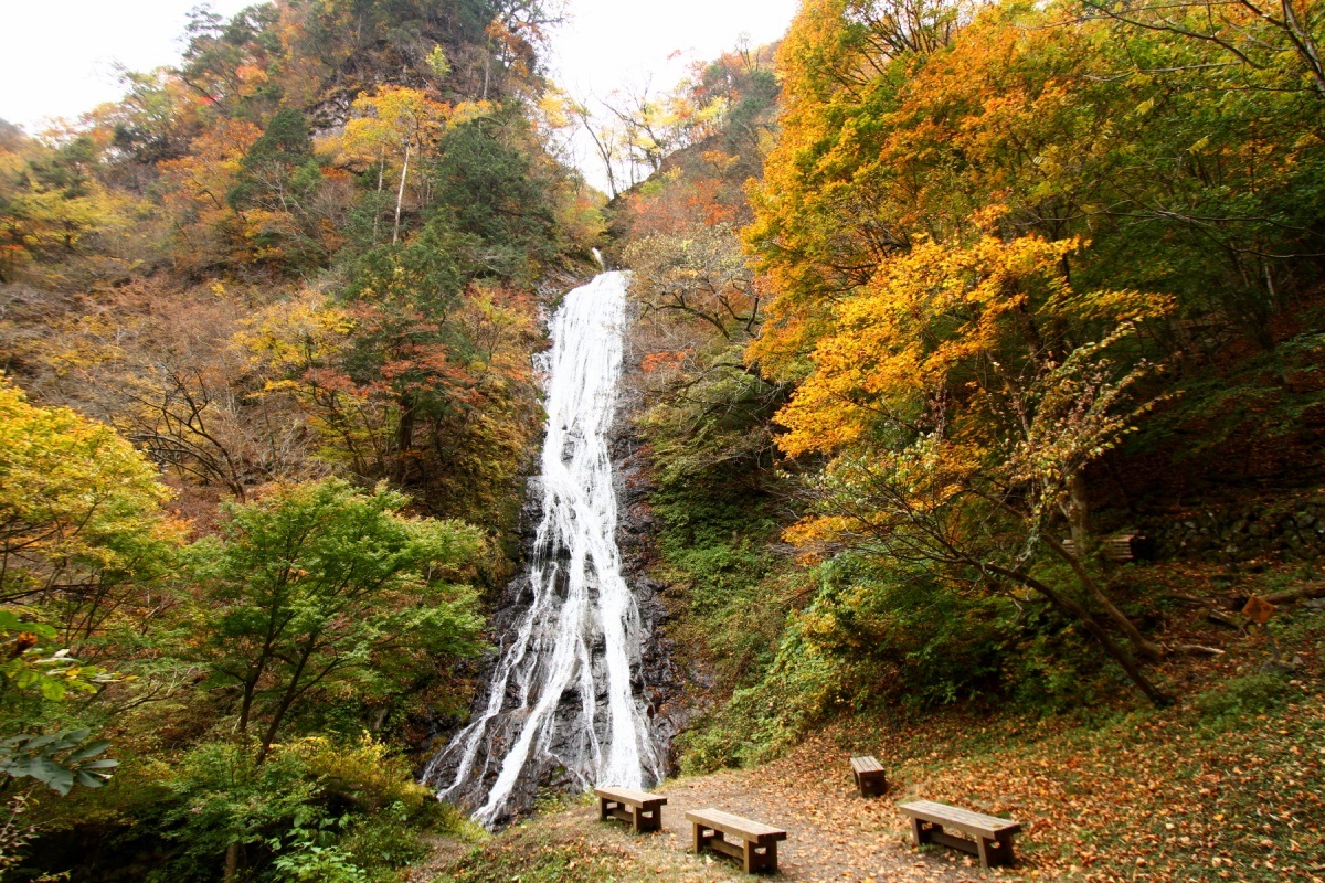 丸神の滝（小鹿野町）埼玉県内で唯一「日本の滝百選」に選定された名瀑。3段からなる落差76mの滝